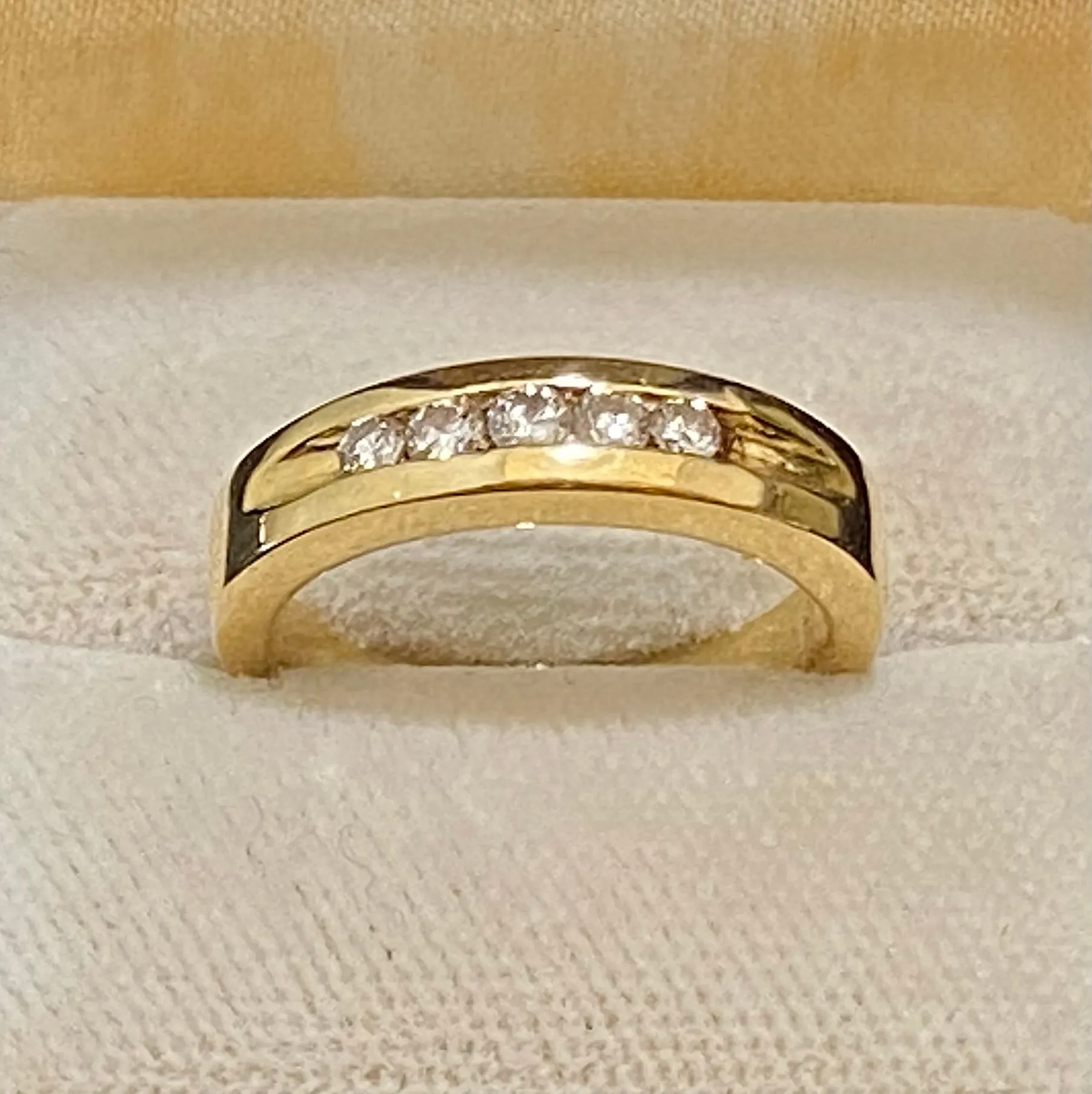 Amazing Solid Yellow Gold 5-Diamond Channel-Set Ring - $5K Appraisal Value w/CoA}