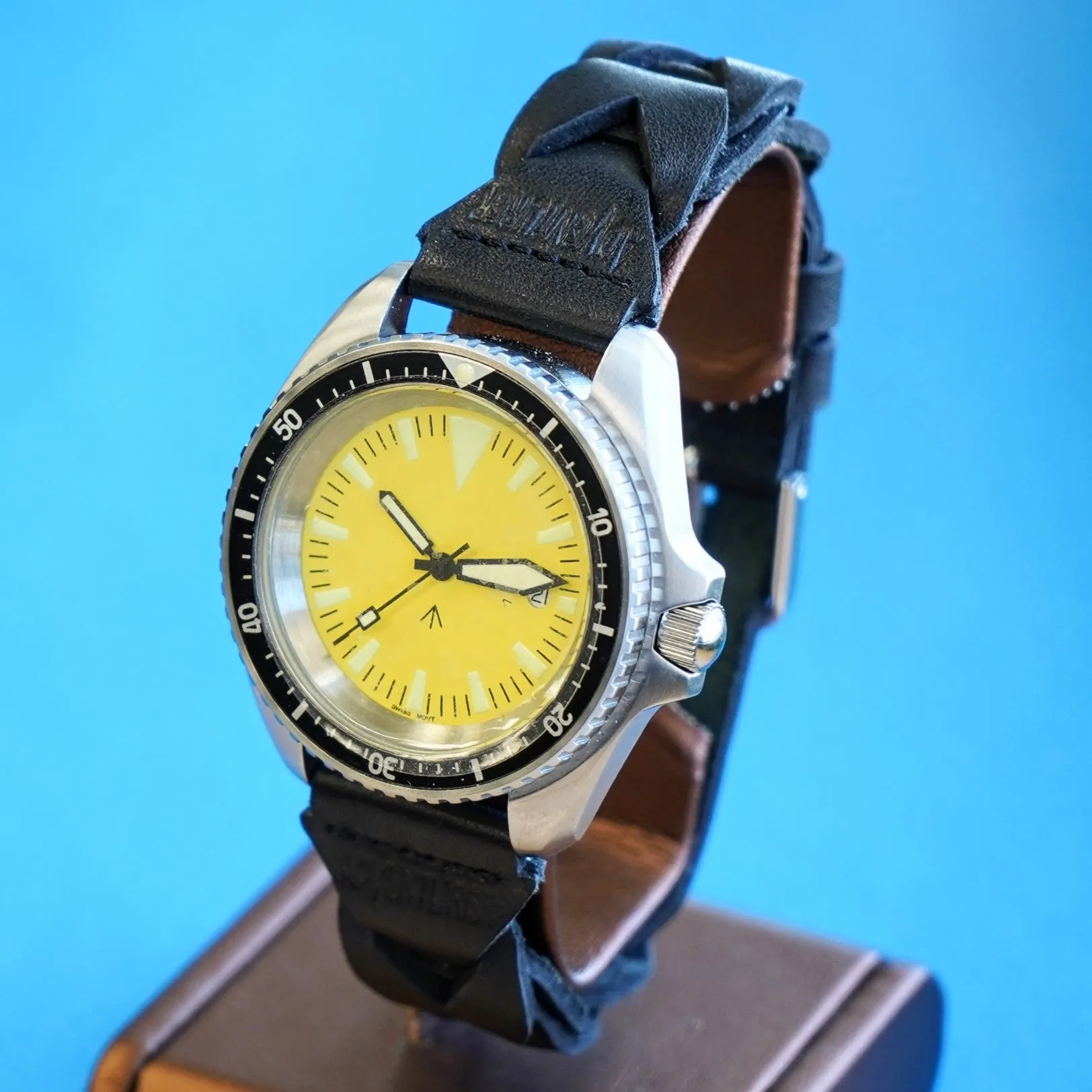NOS! British Military Style Diver Watch Date Indicator Quartz Wristwatch Yellow Dial 42mm