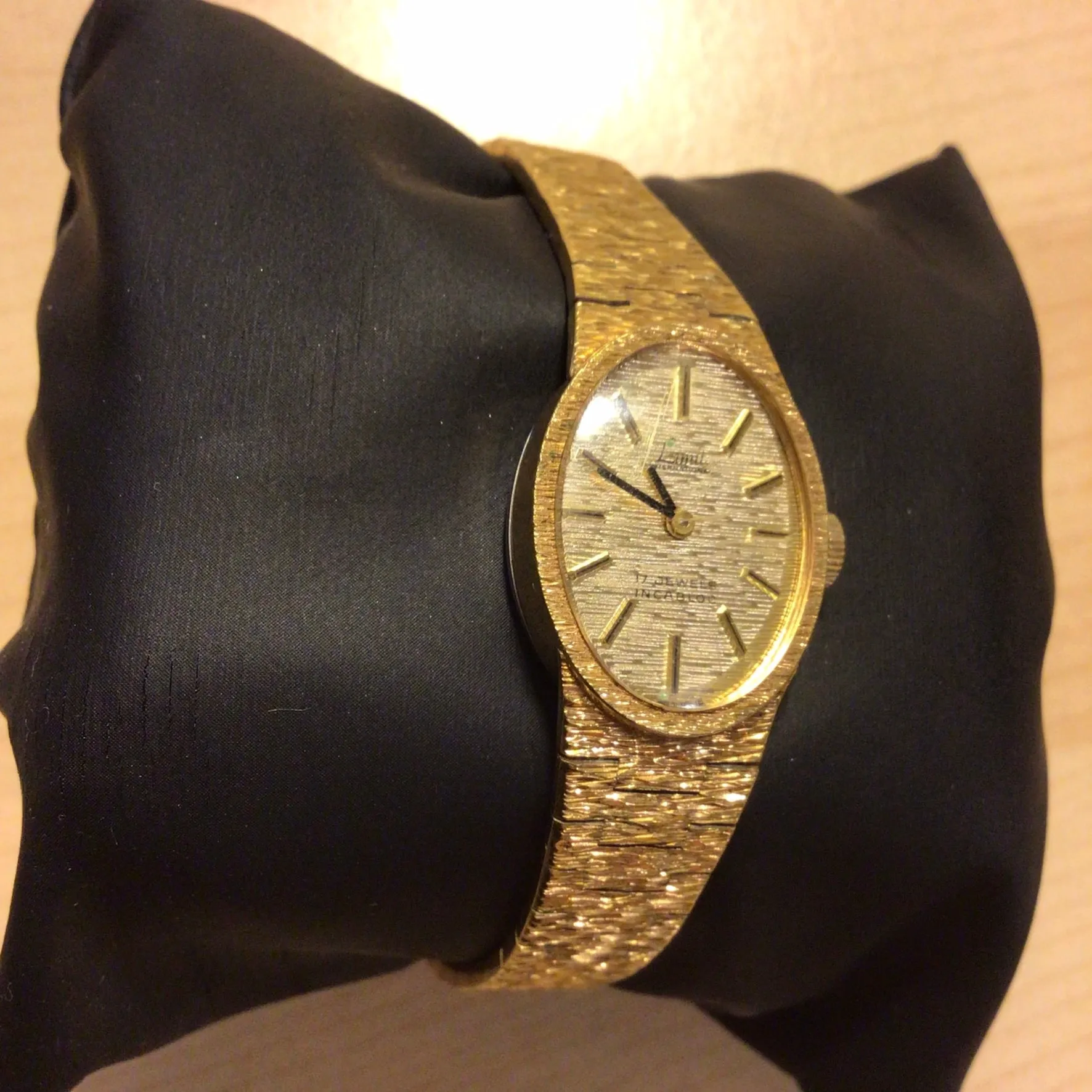 Vintage Limit International 17 Jewels Incabloc Gold Toned Watch (untested)